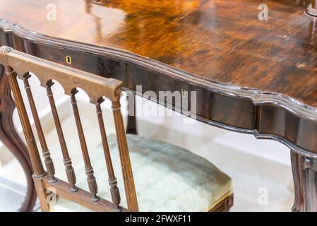 Ein alter Tisch aus teurem Holz. Retro-Möbel-Set aus geschnitztem Stuhl und Tisch. Stockfoto