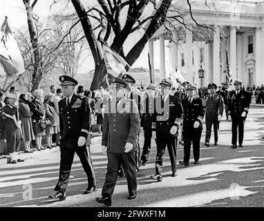 Militärbeamte gehen in der Trauerprozession von Präsident John F. Kennedy vom Weißen Haus zur Kathedrale von St. Matthew, dem Apostel. Zu den Beamten gehören: Der Vorsitzende der Generalstabschefs, General Maxwell D. Taylor; der Stabschef der US-Luftwaffe, General Curtis E. LeMay; der Stabschef der US-Armee, General Earle G. Wheeler (teilweise versteckt); der Chef der Naval-Operationen, Admiral David L. McDonald; Kommandant des United States Marine Corps, General David M. Shoup; Kommandant der United States Coast Guard, Admiral Edwin J. Roland; Military Aide. Stockfoto