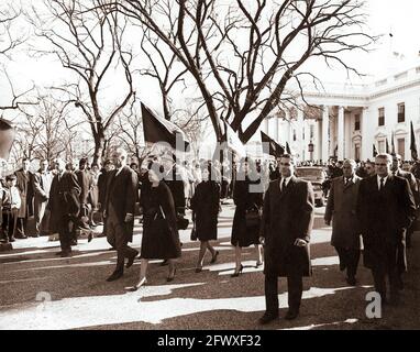 25. November 1963 Präsident Lyndon B. Johnson und First Lady Bird Johnson gehen in der Trauerprozession von Präsident John F. Kennedy zur St. Matthew’s Cathedral. Ebenfalls abgebildet: Lucy Baines Johnson; Lynda Bird Johnson; Agenten des Geheimdienstes des Weißen Hauses, Rufus Youngblood, Floyd Boring, Toby Chandler, Stu Stout, Und James J. Rowley. Trauerjägern säumen die Auffahrt von North Lawn. White House, Washington, D.C., Abbie Rowe. Fotografien Des Weißen Hauses. Stockfoto