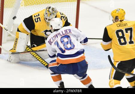 Pittsburgh, Usa. Mai 2021. New York Islanders linker Flügel Anthony Beauvillier (18) punktet über die Schulter von Pittsburgh Penguins Torhüter Tristan Jarry (35) während der ersten Periode im Spiel 5 der Eröffnungsrunde der NHL Stanley Cup Playoff-Serie in der PPG Paints Arena in Pittsburgh am Montag, 24. Mai 2021. Foto von Archie Corper/UPI Credit: UPI/Alamy Live News Stockfoto