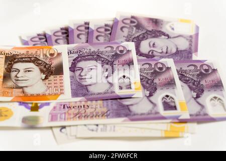 Stapel von Sterling Pfund Banknoten der Bank of England £20 auf Weißer Hintergrund Stockfoto