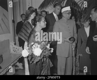 Eröffnung der Unescot-Ausstellung der Weg zueinander vom indischen Botschafter John A. Thivy im Stedelijk Museum in Alkmaar, 20. September 1958, Muse Stockfoto