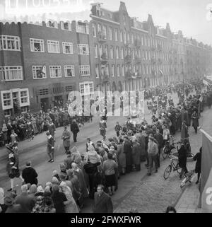 Eröffnung des Admiraals de Ruyterweg durch den Ratsherrn G. van t Hull , Überblick über die Prozession auf dem Adrmiaal de Ruyterweg, 5. Februar 1960, Eröffnungen, Stockfoto