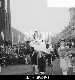 Eröffnung des Admiraals de Ruyterweg durch den Ratsherrn G. van t Hull, Admiral De Ruyter beim Lesen der Urkunde, 5. Februar 1960, Eröffnungen, Lesungen, Stockfoto