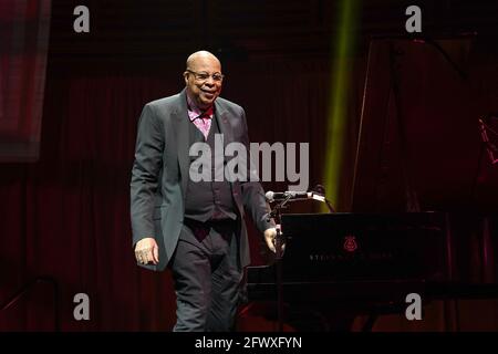 Miami, Vereinigte Staaten Von Amerika. Mai 2021. MIAMI, FL- MAI 22: Der kubanische Pianist und Komponist Chucho Valdes tritt während der Adrienne Arsht Center Gala am 22. Mai 2021 im Adrienne Arsht Center for the Performing Arts in Miami, Florida, auf. (Foto von Alberto E. Tamargo/Sipa USA) Quelle: SIPA USA/Alamy Live News Stockfoto