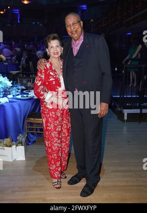 Miami, Vereinigte Staaten Von Amerika. Mai 2021. MIAMI, FL- MAI 22: Adrienne Arsht und der kubanische Pianist und Komponist Chucho Valdes werden während der Adrienne Arsht Center Gala am 22. Mai 2021 im Adrienne Arsht Center for the Performing Arts in Miami, Florida, zu sehen sein. (Foto von Alberto E. Tamargo/Sipa USA) Quelle: SIPA USA/Alamy Live News Stockfoto