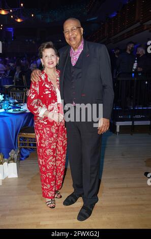 Miami, Vereinigte Staaten Von Amerika. Mai 2021. MIAMI, FL- MAI 22: Adrienne Arsht und der kubanische Pianist und Komponist Chucho Valdes werden während der Adrienne Arsht Center Gala am 22. Mai 2021 im Adrienne Arsht Center for the Performing Arts in Miami, Florida, zu sehen sein. (Foto von Alberto E. Tamargo/Sipa USA) Quelle: SIPA USA/Alamy Live News Stockfoto