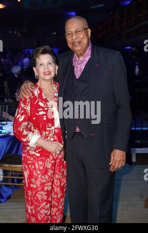 Miami, Vereinigte Staaten Von Amerika. Mai 2021. MIAMI, FL- MAI 22: Adrienne Arsht und der kubanische Pianist und Komponist Chucho Valdes werden während der Adrienne Arsht Center Gala am 22. Mai 2021 im Adrienne Arsht Center for the Performing Arts in Miami, Florida, zu sehen sein. (Foto von Alberto E. Tamargo/Sipa USA) Quelle: SIPA USA/Alamy Live News Stockfoto