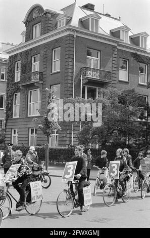 Protest mit dem Fahrrad durch die Hauptstadt, mit Slogans wie Freiheit für Vietnam, 28. Mai 1966, HAUPTSTÄDTE, Fahrräder, Proteste, Niederlande, 20. Jahrhundert Stockfoto