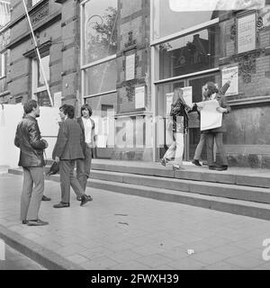 Protestaktion von Künstlern gegen gescheiterte Kunst- und kulturpolitische Künstler kleben Wandpapiere auf das Stedelijk Museum Amsterdam, im Vordergrund Ernst, 7. Juni Stockfoto