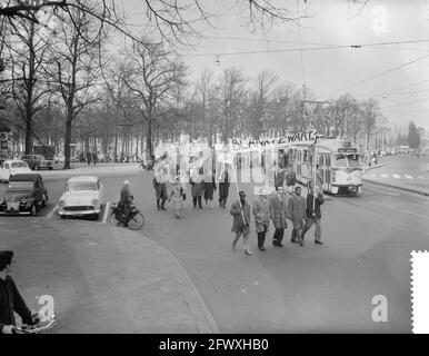 Protestdemonstration gegen Südafrikas Apartheid-Politik in Den Haag , die Prozession mit Transparenten auf dem Weg, 2. April 1960, Protestdemonstration Stockfoto