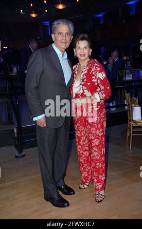 Miami, Vereinigte Staaten Von Amerika. Mai 2021. MIAMI, FL- MAI 22: Tony Argiz und Adrienne Arsht werden während der Adrienne Arsht Center Gala am 22. Mai 2021 im Adrienne Arsht Center for the Performing Arts in Miami, Florida, gesehen. (Foto von Alberto E. Tamargo/Sipa USA) Quelle: SIPA USA/Alamy Live News Stockfoto