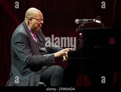 Miami, Vereinigte Staaten Von Amerika. Mai 2021. MIAMI, FL- MAI 22: Der kubanische Pianist und Komponist Chucho Valdes tritt während der Adrienne Arsht Center Gala am 22. Mai 2021 im Adrienne Arsht Center for the Performing Arts in Miami, Florida, auf. (Foto von Alberto E. Tamargo/Sipa USA) Quelle: SIPA USA/Alamy Live News Stockfoto