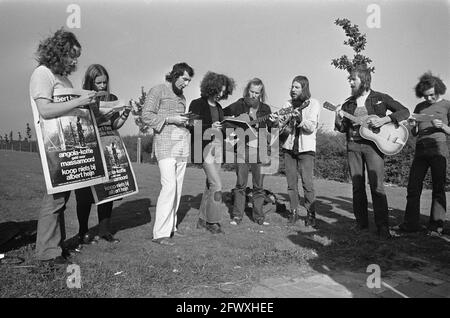 Proteste gegen Kaffee aus Angola im AH-Geschäft in Tilburg, 3. Oktober 1973, KOFFIE, Proteste, Niederlande, Presseagentur des 20. Jahrhunderts, Foto, Nachrichten Stockfoto