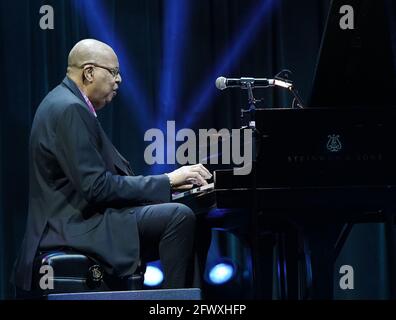 Miami, Vereinigte Staaten Von Amerika. Mai 2021. MIAMI, FL- MAI 22: Der kubanische Pianist und Komponist Chucho Valdes tritt während der Adrienne Arsht Center Gala am 22. Mai 2021 im Adrienne Arsht Center for the Performing Arts in Miami, Florida, auf. (Foto von Alberto E. Tamargo/Sipa USA) Quelle: SIPA USA/Alamy Live News Stockfoto