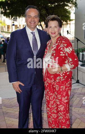 Miami, Vereinigte Staaten Von Amerika. Mai 2021. MIAMI, FL- MAI 22: Jorge Plasencia und Adrienne Arsht werden während der Adrienne Arsht Center Gala am 22. Mai 2021 im Adrienne Arsht Center for the Performing Arts in Miami, Florida, gesehen. (Foto von Alberto E. Tamargo/Sipa USA) Quelle: SIPA USA/Alamy Live News Stockfoto
