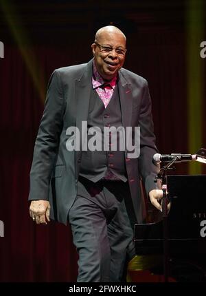 Miami, Vereinigte Staaten Von Amerika. Mai 2021. MIAMI, FL- MAI 22: Der kubanische Pianist und Komponist Chucho Valdes tritt während der Adrienne Arsht Center Gala am 22. Mai 2021 im Adrienne Arsht Center for the Performing Arts in Miami, Florida, auf. (Foto von Alberto E. Tamargo/Sipa USA) Quelle: SIPA USA/Alamy Live News Stockfoto