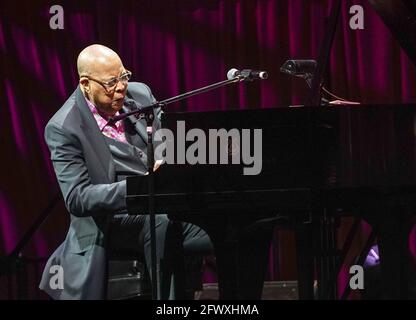 Miami, Vereinigte Staaten Von Amerika. Mai 2021. MIAMI, FL- MAI 22: Der kubanische Pianist und Komponist Chucho Valdes tritt während der Adrienne Arsht Center Gala am 22. Mai 2021 im Adrienne Arsht Center for the Performing Arts in Miami, Florida, auf. (Foto von Alberto E. Tamargo/Sipa USA) Quelle: SIPA USA/Alamy Live News Stockfoto