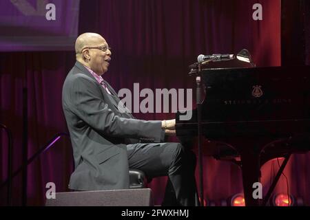 Miami, Vereinigte Staaten Von Amerika. Mai 2021. MIAMI, FL- MAI 22: Der kubanische Pianist und Komponist Chucho Valdes tritt während der Adrienne Arsht Center Gala am 22. Mai 2021 im Adrienne Arsht Center for the Performing Arts in Miami, Florida, auf. (Foto von Alberto E. Tamargo/Sipa USA) Quelle: SIPA USA/Alamy Live News Stockfoto