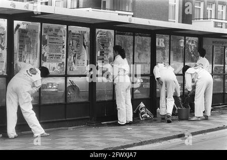 EO-Reinigungsaktion im Zentrum von Amsterdam; EO-Arbeiter reinigen Straßenbahnhaus, 8. Juni 1985, Aktionsgruppen, Demonstrationen, Die Niederlande, 20. Jahrhundert Stockfoto