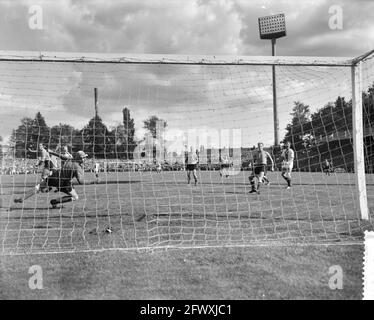 PSV gegen Ajax 1:1, Torhüter Bekkering ist überrascht von H. Groots Schuss, 30. August 1959, Niederlande, 20. Jahrhundert Presseagentur Foto, News to Stockfoto