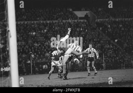 PSV / Feyenoord 1-2. Wim van Hanegem im Duell mit PSV-Spielern, 13. März 1982, Sport, Fußball, Niederlande, 20th Century Presseagentur Foto, Nachrichten zu Stockfoto