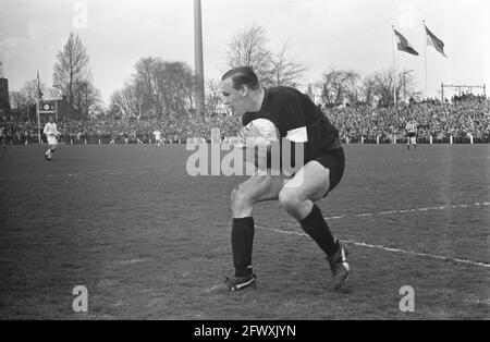 PSV gegen NAC 6-0. Torwart Peter van der Merwe in Aktion, 31. März 1968, Torhüter, Sport, Fußball, Niederlande, Presseagentur des 20. Jahrhunderts Stockfoto