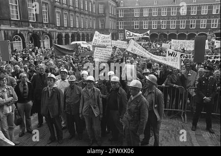 Ehemalige Bergleute demonstrieren auf dem Binnenhof gegen zu niedrige Renten; Übersichtsdemonstration, 18. September 1975, Demonstrationen, Niederlande, 20. Jahrhundert Stockfoto