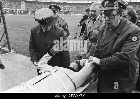 PSV-Torwart Jan van Beveren verlässt das Feld auf einer Bahre nach einem Zusammenstoß mit Feyenoord-Stürmer Nico Jansen, 3. April 1977, Eredivisie, Sport, Stockfoto