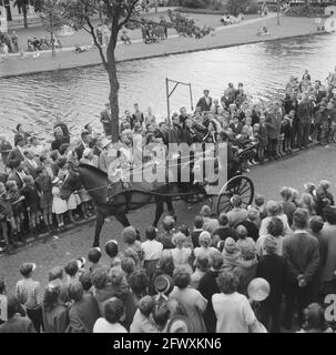 Purmerend 550 Jahre Stadt, Ringschild in traditioneller Tracht, 14. Juli 1960, RINGSTEKEN, Kostüme, Niederlande, Presseagentur des 20. Jahrhunderts, Foto, ne Stockfoto