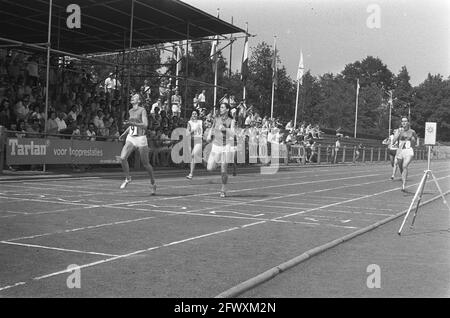 Leichtathletik Niederlande, Rumänien, Frankreich Frauen in Uden, Marian Burggraaf zuerst über Ziel 400 Meter, 11. Juli 1971, ATLETIK, Niederlande, 20. ce Stockfoto