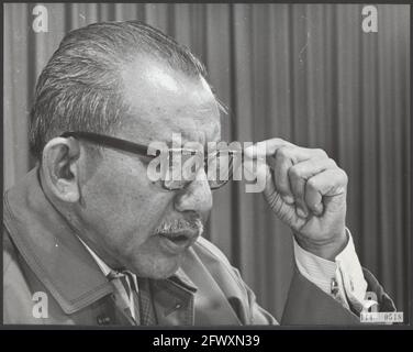 Der ehemalige indonesische Staatsmann Mohammed Rum kam am Flughafen Schiphol an. Zur Zeit der Round Table Conference war er eine wichtige Persönlichkeit für die in Stockfoto