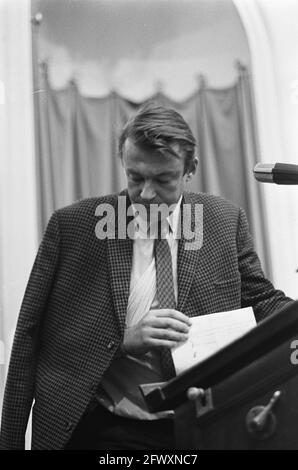 Radikale aus der KVP-Fraktion. Herr Van Mierlo (D66) sprach am 27. Februar 1968 im Repräsentantenhaus über Debatten, Politiker, Niederlande, 2 Stockfoto