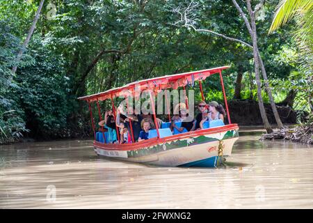 Quespos, Costa Rica - 20. April 2021: Unbekannte Touristen fotografieren Tiere während einer Bootstour im Mangrovenwald und den Wasserkanälen i der Insel Damas Stockfoto