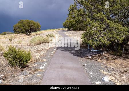 Gepflasterter Wanderweg in den Ruinen von Gran Quivira, einer historischen spanischen Mission im Nationaldenkmal von Salinas Pueblo Missions Stockfoto