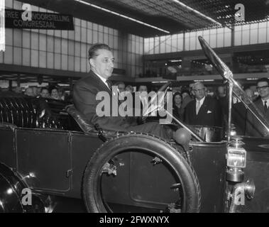 RAI eröffnet, Minister J. van Aartsen und Ehefrau in A, 18. Februar 1965, Autos, ECHTGENOTES, Niederlande, Foto der Presseagentur des 20. Jahrhunderts, Nachrichten zu re Stockfoto