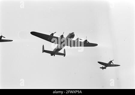 Alte RAF-Flugzeuge am Flughafen Schiphol; Fltr. Hawker, Lancaster-Bomber und Supermarine Spitfire während eines Demonstrationsfluges, 5. Mai 1976, Libre Stockfoto