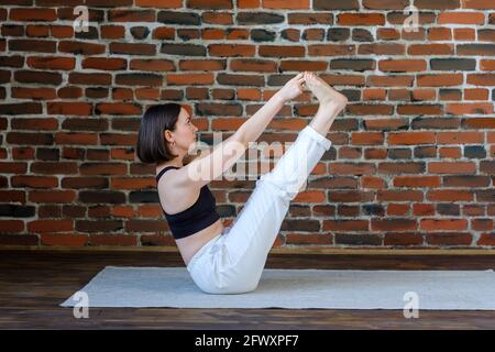 Yoga im Freien: Ubhaya Padangusthasana Asana Stockfoto