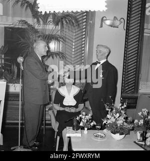 Empfang im Carlton Hotel in Amsterdam zu Ehren des Literaturwissenschaftlers Dr. Martin J. Premsela, der am 25. Januar 1956, 28. Januar 195, 60 Jahre alt wurde Stockfoto