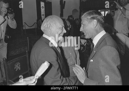 Empfang anlässlich des 65. Geburtstages von J. den Uyl (Oppositionsführer) in Ridderzaal Den Haag, Van Agt (r) mit Den Uyl, 28. August 1984, recep Stockfoto