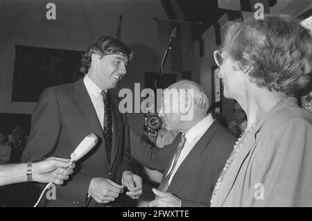 Empfang anlässlich des 65. Geburtstages von J. den Uyl (Oppositionsführer) in Ridderzaal Den Haag, Ed Nijpels mit Den Uyl und seiner Frau, 28 Stockfoto