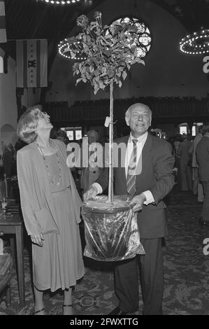 Empfang anlässlich des 65. Geburtstages von J. den Uyl in Ridderzaal Den Haag, Den Uyl mit Rozeboom in der Hand mit seiner Frau, 28. August 1984, Empfang Stockfoto