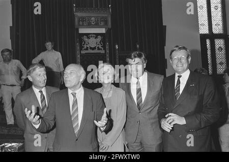 Empfang anlässlich des 65. Geburtstages von J. den Uyl in Ridderzaal Den Haag, Van Agt , Lubbers und Wiegel um Den Uyl, 28. August 1984, RE Stockfoto