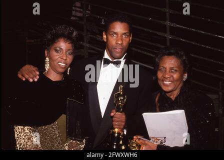 Denzel Washington mit Frau Paulette Washington und Mutter Lennis Washington bei der 62. Academy Awards Zeremonie am 26. März 1990 in Los Angeles, CA. Washington erhielt für seine Performance als Trip in „Glory“ einen Oscar als Bester Darsteller in einer Nebenrolle. Quelle: Ralph Dominguez/MediaPunch Stockfoto