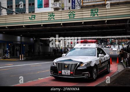 Tokio, Japan. Mai 2021. Ein Blick auf ein japanisches Polizeiauto, das in der Nähe der Shibuya Station im Zentrum Tokyos geparkt ist.die Regierung der Stadt Tokio informiert die Öffentlichkeit über die anhaltende Gefahr der Coronavirus-Pandemie und der neuen Covid-19-Mutation während des Ausnahmezustands in Tokio (Foto: Stanislav Kogiku/SOPA Images/Sipa USA) Quelle: SIPA USA/Alamy Live News Stockfoto