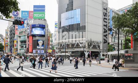 Tokio, Japan. Mai 2021. Fußgänger gehen während des Ausnahmezustands über den Shibuya Crossing im Zentrum Tokios.die Regierung der Stadt Tokio informiert die Öffentlichkeit über die anhaltende Gefahr der Coronavirus-Pandemie und der neuen Covid-19-Mutation während des Ausnahmezustands in Tokio (Foto: Stanislav Kogiku/SOPA Images/Sipa USA) Quelle: SIPA USA/Alamy Live News Stockfoto