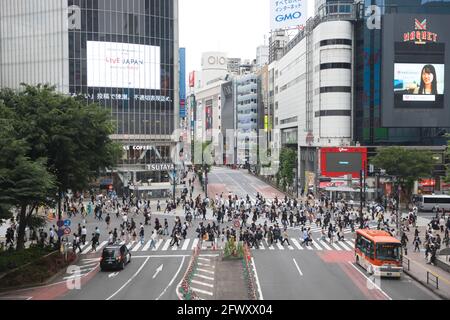 Tokio, Japan. Mai 2021. Fußgänger gehen während des Ausnahmezustands über den Shibuya Crossing im Zentrum Tokios.die Regierung der Stadt Tokio informiert die Öffentlichkeit über die anhaltende Gefahr der Coronavirus-Pandemie und der neuen Covid-19-Mutation während des Ausnahmezustands in Tokio (Foto: Stanislav Kogiku/SOPA Images/Sipa USA) Quelle: SIPA USA/Alamy Live News Stockfoto