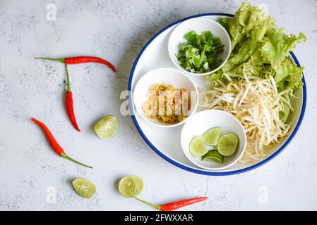 Frisches Gemüse Set mit Zitronenlime Sprossen Bohnenpfeffer Chili Sauce würzige thailändische traditionelle Gerichte Stockfoto