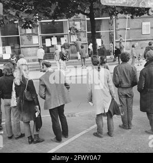 Protestaktion von Künstlern gegen gescheiterte Kunst- und kulturpolitische Künstler befestigen Wandpapiere an Stedelijk Museum Amsterdam, im Vordergrund Ernst, Ju Stockfoto