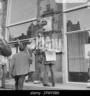 Protestaktion von Künstlern gegen gescheiterte Kunst- und kulturpolitische Künstler kleben Wandzeitungen auf das tedelijk Museum Amsterdam, im Vordergrund Ernst, Juni Stockfoto